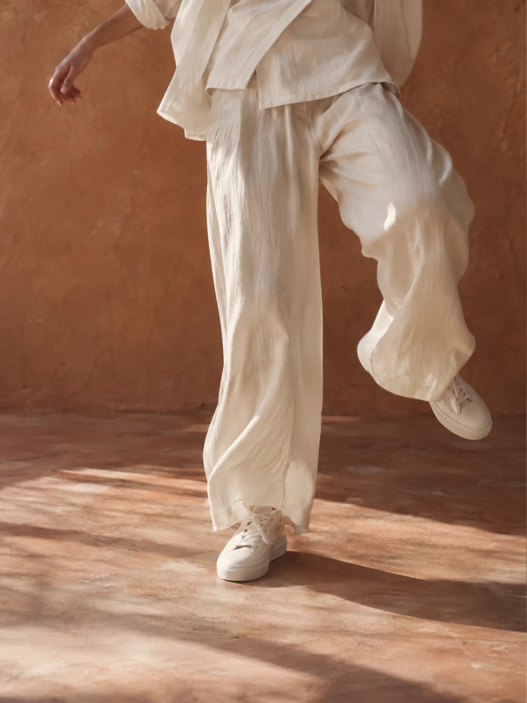 Detalhe de movimento e passos de dança; fotografia conceitual criada com IA